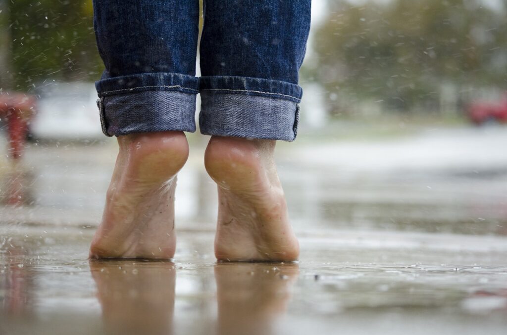 barefoot, feet, rain-1835661.jpg